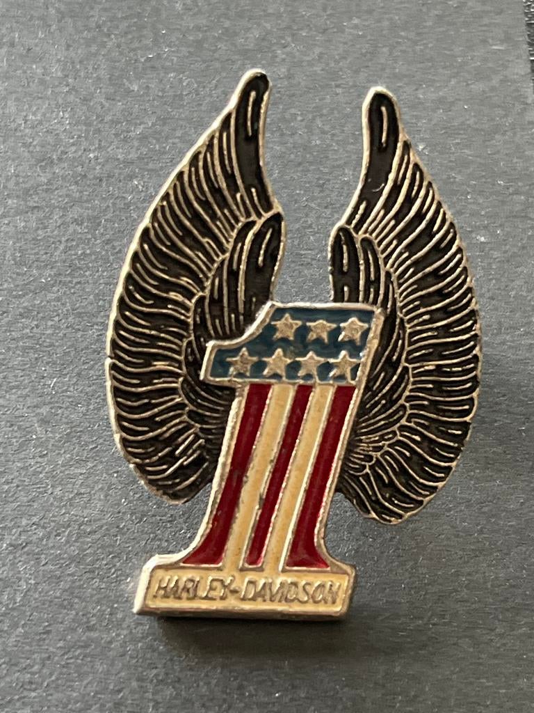 Harley-Davidson Pin met Vleugels en Nummer 1, Ophalen of Verzenden, Zo goed als nieuw, Speldje of Pin, Nvt