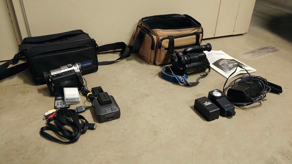 Twee Vintage Videocamera's met Accessoires Sony en Alldipro, Audio, Tv en Foto, Videocamera's Analoog, Camera, 8mm, Ophalen