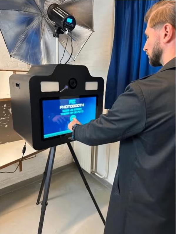 Photobooth kopen I Met flightcase I Groot scherm, Hobby en Vrije tijd, Feestartikelen | Verhuur, Nieuw, Ophalen