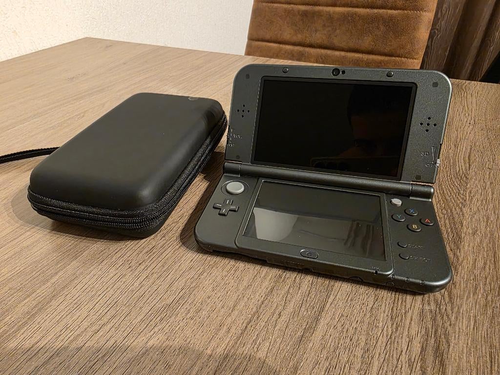 New 3DS XL - Met Lader en Games - Goede Staat, Spelcomputers en Games, Zwart, 3DS XL, Ophalen of Verzenden, Zo goed als nieuw