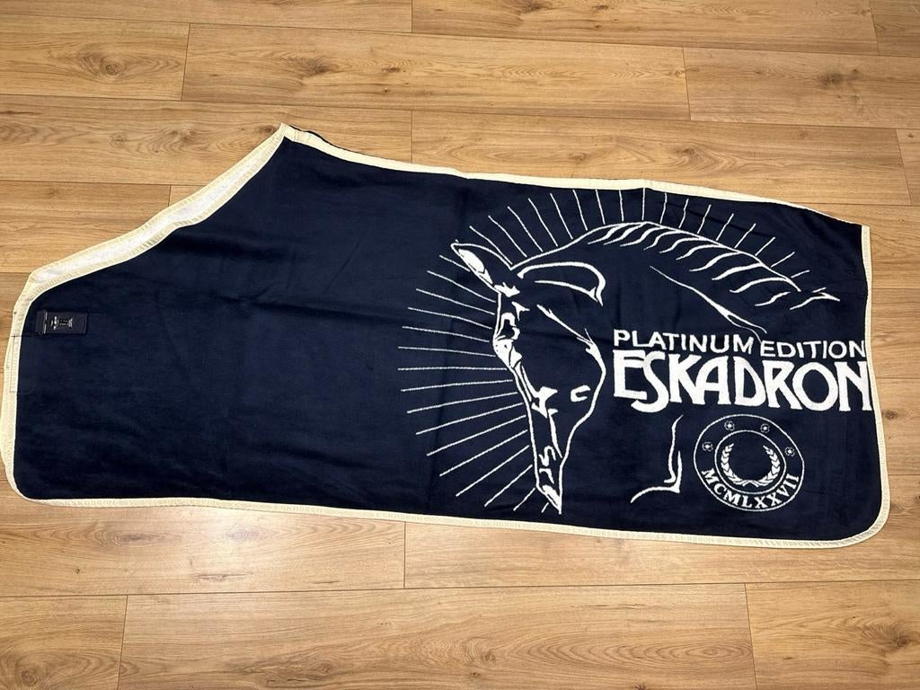 Eskadron platinum zweetdeken blauw 205 / XL, Dieren en Toebehoren, Paarden en Pony's | Dekens en Dekjes, Ophalen of Verzenden