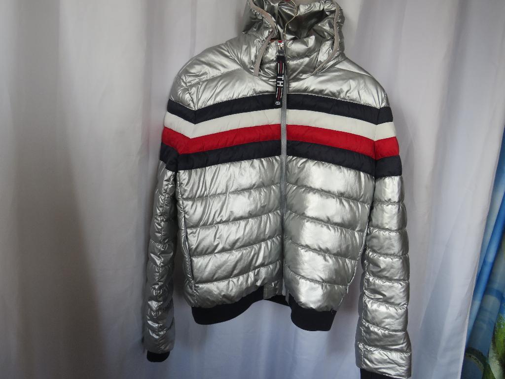 Silver metalic cropped puffer jas mt L Tommy Hilfiger, Maat 38/40 (M), Ophalen of Verzenden, Grijs, Gedragen