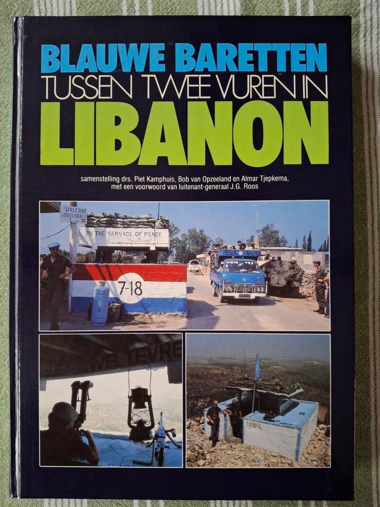 Blauwe Baretten Tussen Twee Vuren in Libanon, Gelezen, Ophalen of Verzenden, Landmacht, 1945 tot heden