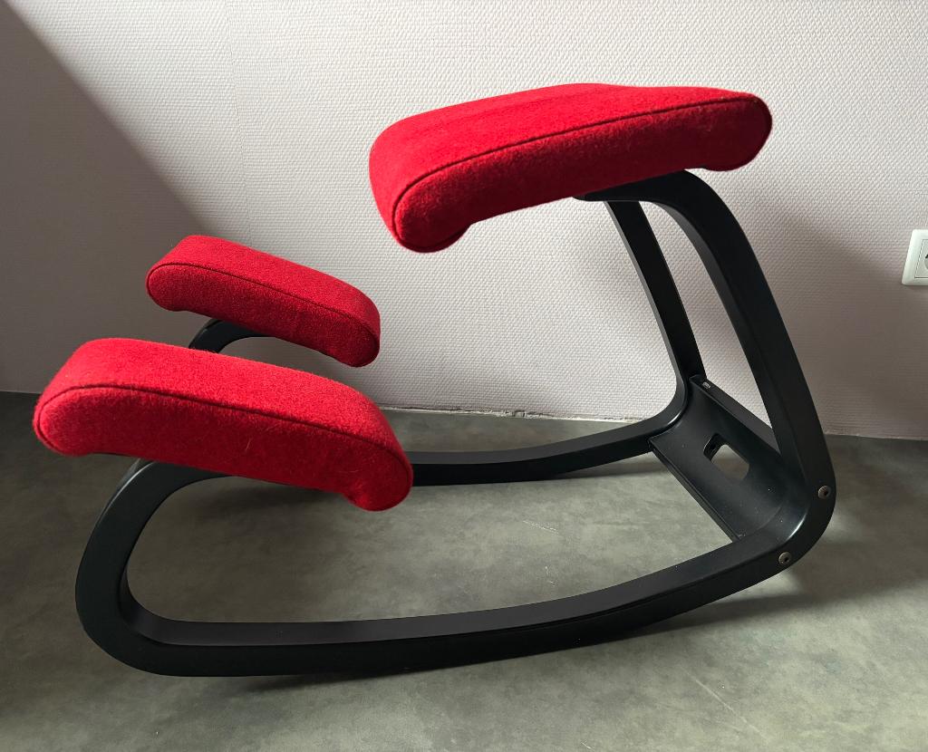 Nieuw beklede Variér (Stokke) Variable Balans kniestoel, Ophalen, Zo goed als nieuw, Bureaukruk, Rood