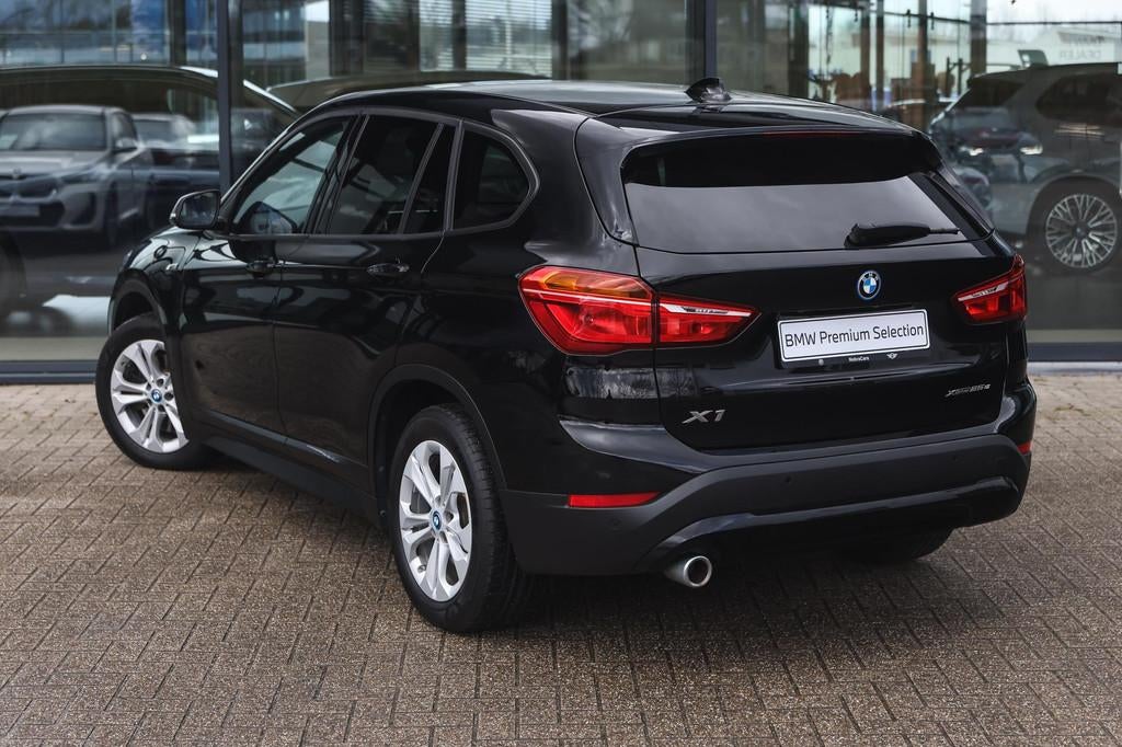 BMW X1 xDrive25e Automaat / Apple CarPlay / Getint glas / Cr, Stof, Gebruikt, Met garantie (alle), Zwart