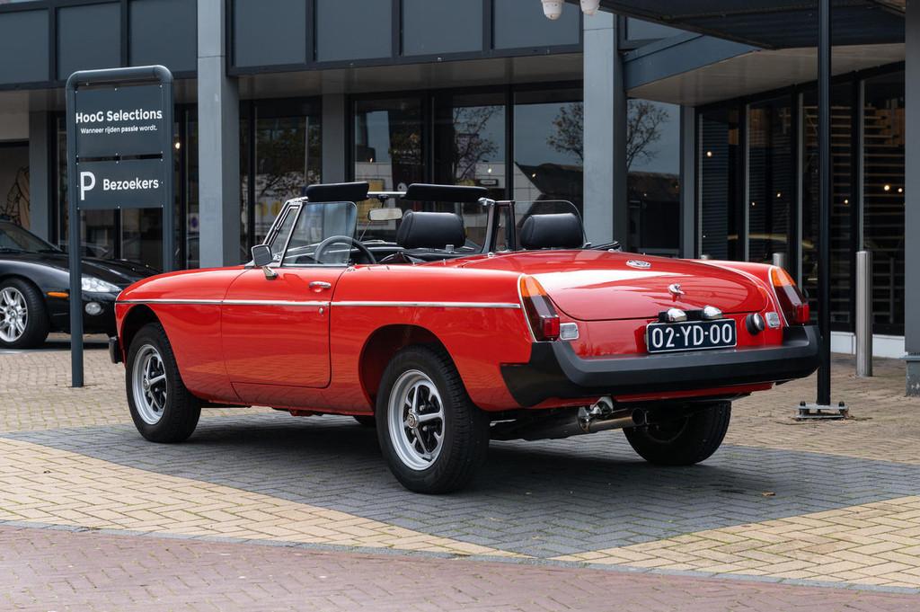 MG B 1.8 LHD - Fully restored (bj 1975), Auto's, 63 pk, Zwart, Cabriolet, Origineel Nederlands