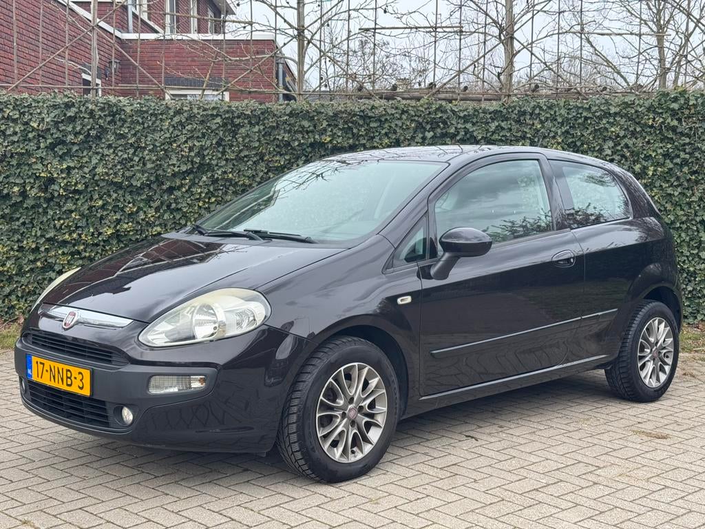 Fiat Punto 1.4 3DR AUTOMAAT 2010 Zwart, Auto's, 40 €/maand, 4 cilinders, 400 kg, Zwart