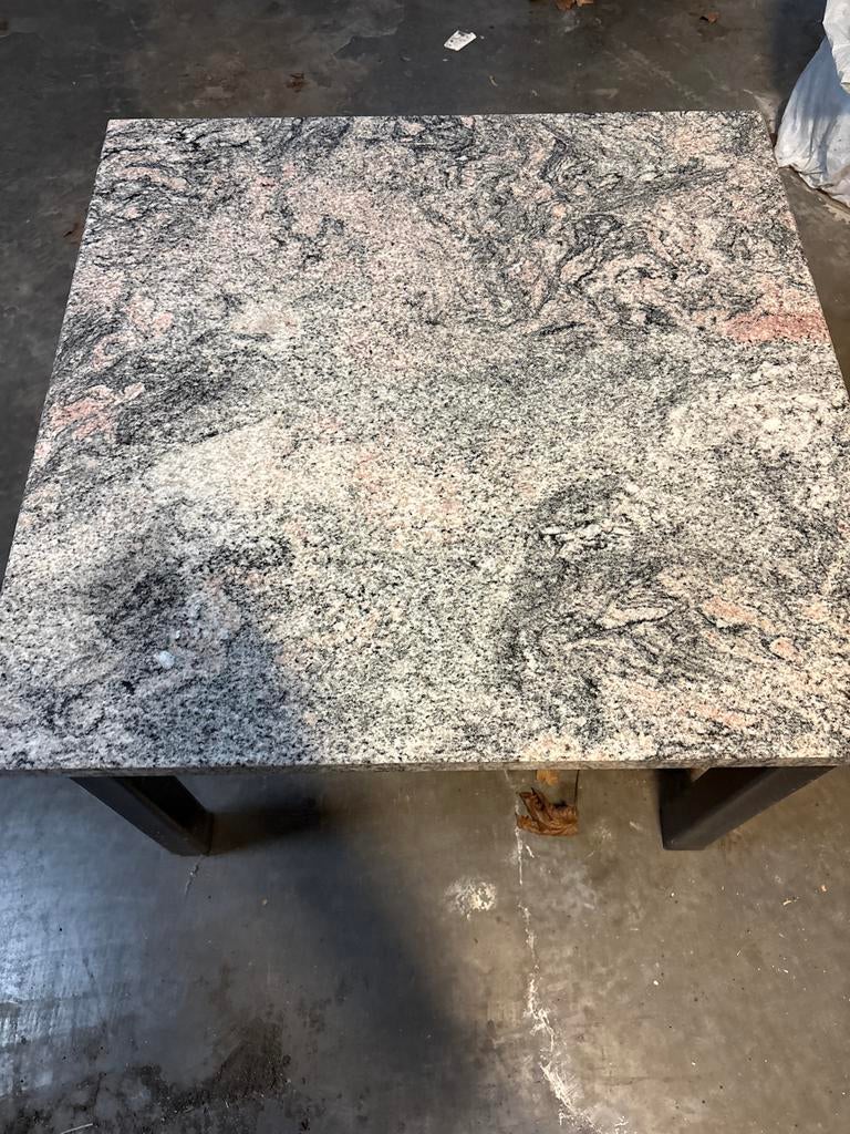 Bijzettafel met natuursteen blad en metalen onderstel, Huis en Inrichting, Tafels | Bijzettafels, 45 tot 60 cm, Overige materialen