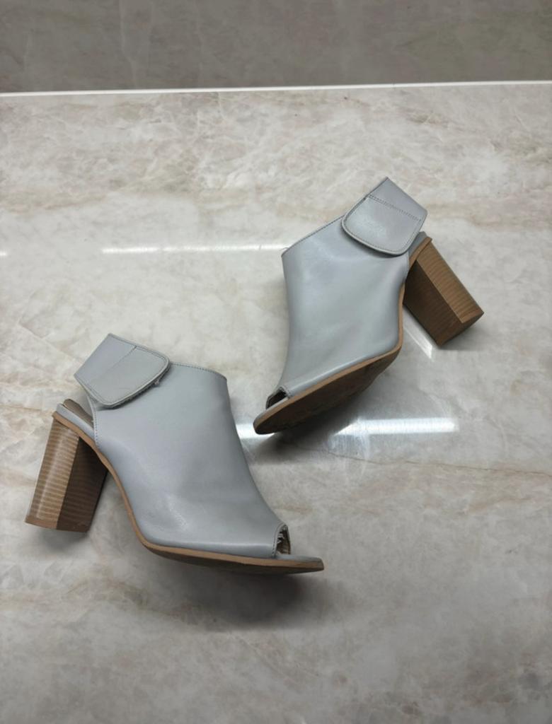 Open toes block heels, Ophalen of Verzenden, Zo goed als nieuw, Grijs
