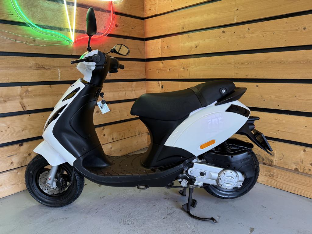 Piaggio Bromscooter Zip Iget 45km / geel kent (bj 2021), Gebruikt, Jos@bruinautoservice.nl, 49 cc, Bedrijfsweg 6
1785AK  DEN HELDER, NL