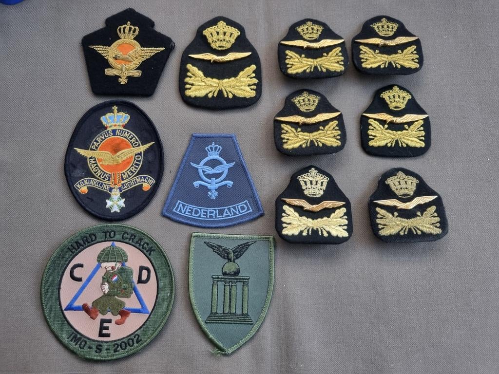 Lot pet en mouwemblemen Koninklijke Luchtmacht, Ophalen of Verzenden, Luchtmacht, Nederland, Embleem of Badge