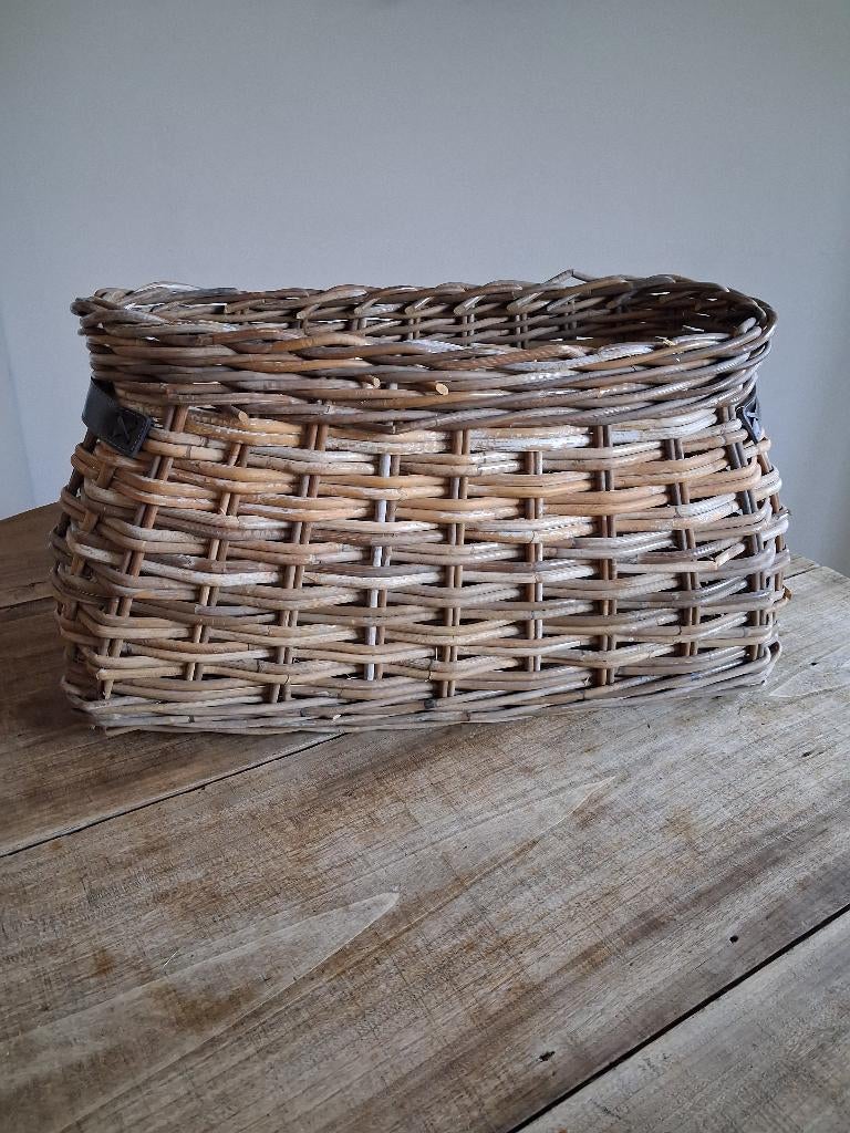 Mand, Ophalen of Verzenden, Zo goed als nieuw, Rond, Riet