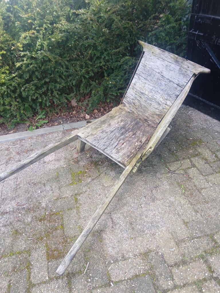 Antieke houten kruiwagen, Ophalen