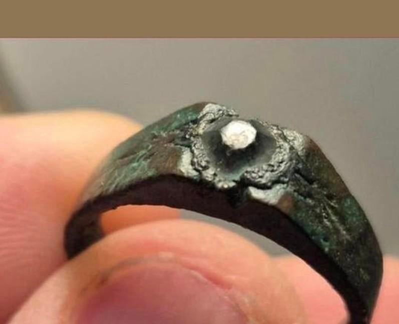 Stevige dames ring bodemvondst brons met steen, Antiek en Kunst, Ophalen of Verzenden