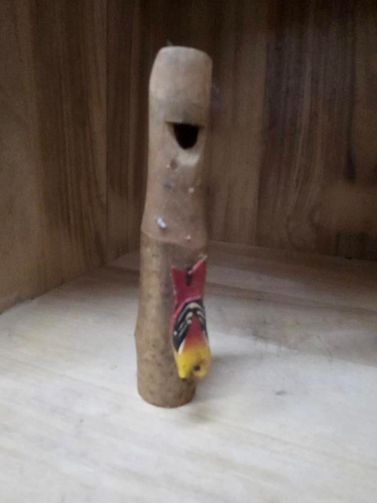 Houten fluit met vogeldecoratie