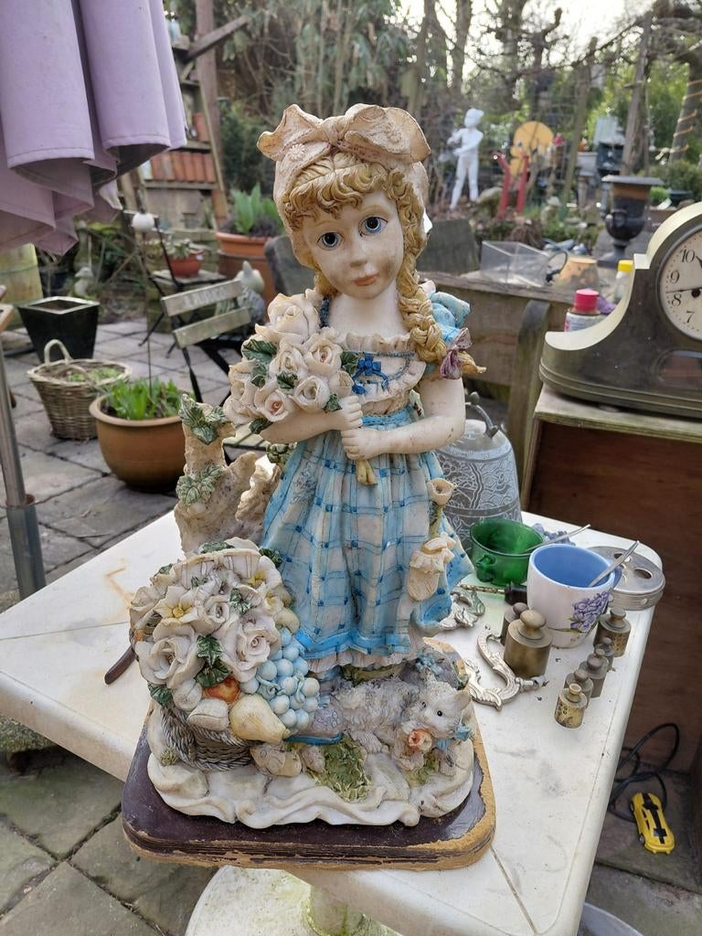 Vintage beeldje meisje met bloemen en fruit, Verzamelen, Beelden en Beeldjes, Ophalen of Verzenden, Gebruikt