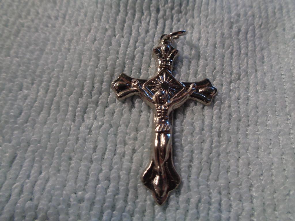 zilverkleurig kruisje nr ha 0184, Overige materialen, Nieuw, Ophalen of Verzenden, Kruis of Symbool