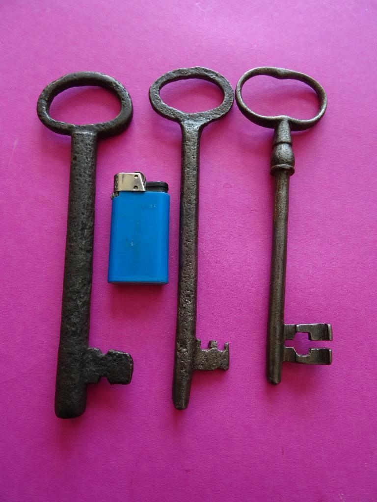 3 GROTE ANTIEKE SLEUTELS SLEUTEL SLOT SLOTEN DEUR HANGSLOT, Antiek en Kunst, Curiosa en Brocante, Ophalen of Verzenden