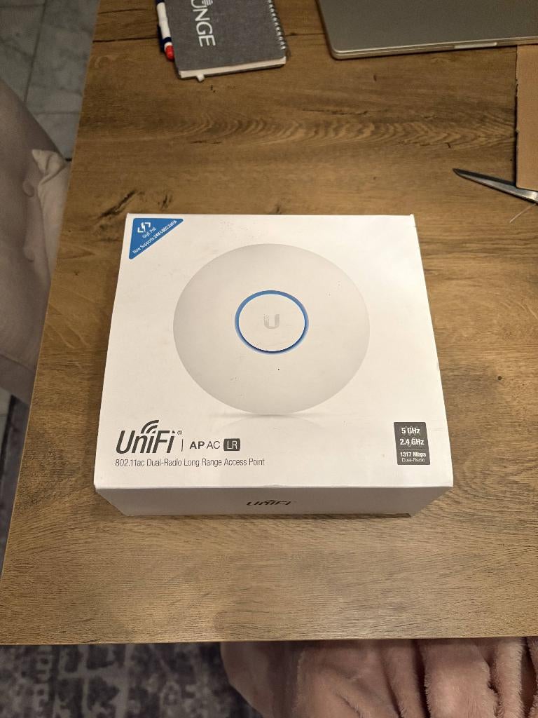Ubiquiti UniFi AP AC LR compleet, Computers en Software, Accesspoints, Ophalen of Verzenden, Zo goed als nieuw, Ubiquiti Unifi