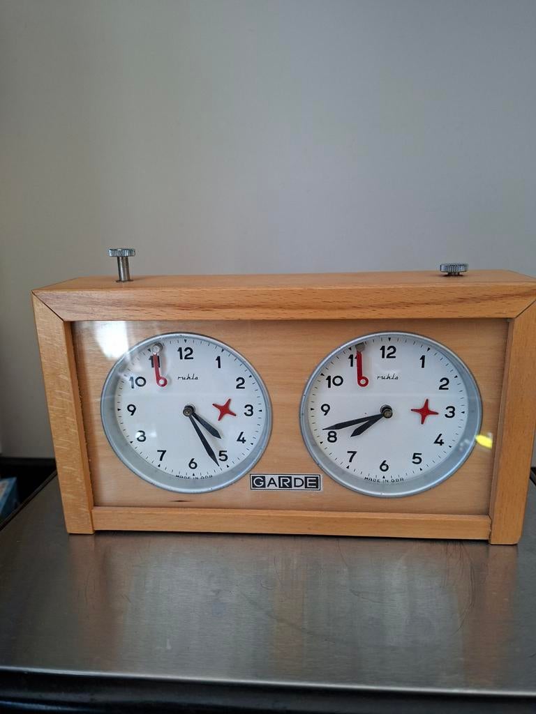 Garde schaakklok van hout, gemaakt in de DDR, Antiek en Kunst, Ophalen of Verzenden