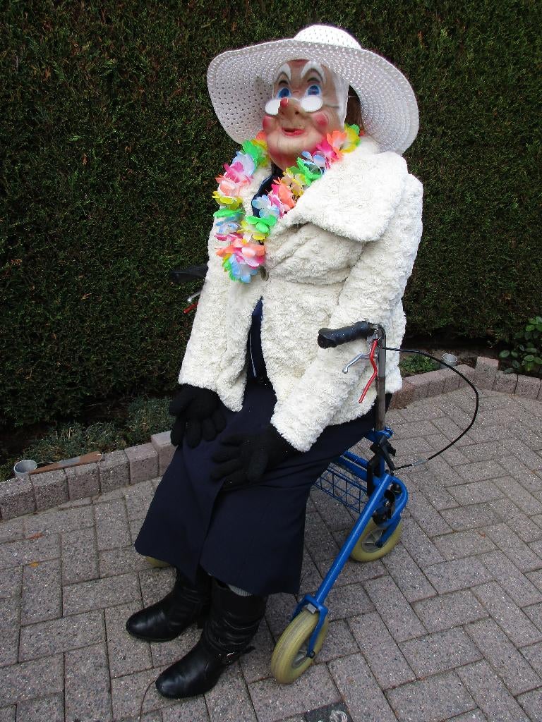 Sarah pop naar keuze levensgroot met rollator., Ophalen, Zo goed als nieuw, Abraham of Sarah