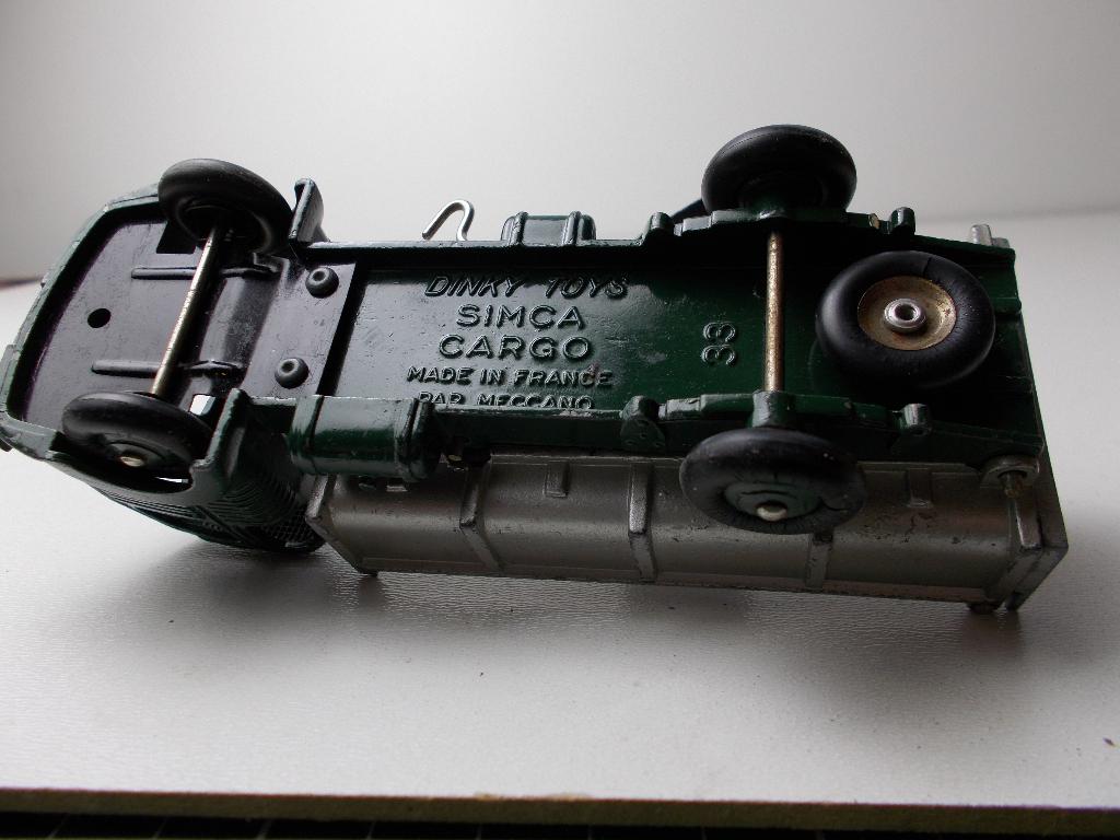 1955 Dinky Toys 33B BENNE BASCULANTE SIMCA "CARGO" I.g.st., Ophalen of Verzenden, Zo goed als nieuw, Bus of Vrachtwagen, Dinky Toys