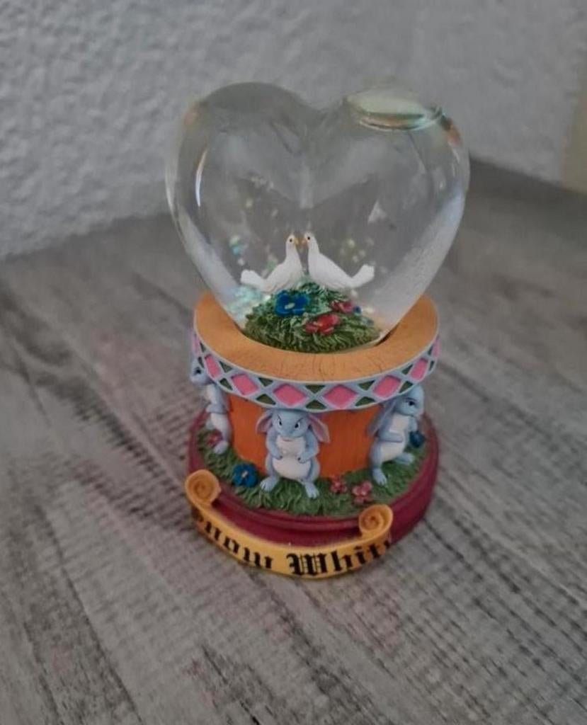 Retired Disney Snowglobe Sneeuwwitje, Ophalen of Verzenden, Sneeuwwitje of Doornroosje, Beeldje of Figuurtje