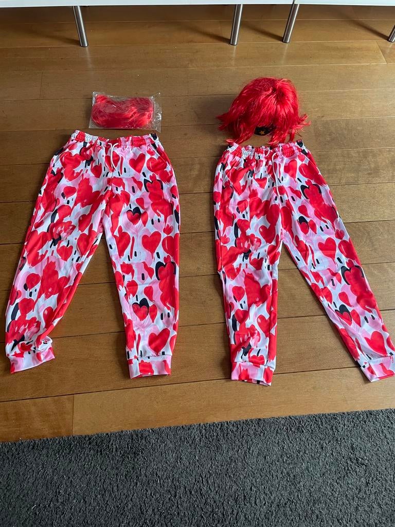Twee x harten broek en twee x rode pruik, Ophalen of Verzenden, Nieuw, Jongen of Meisje