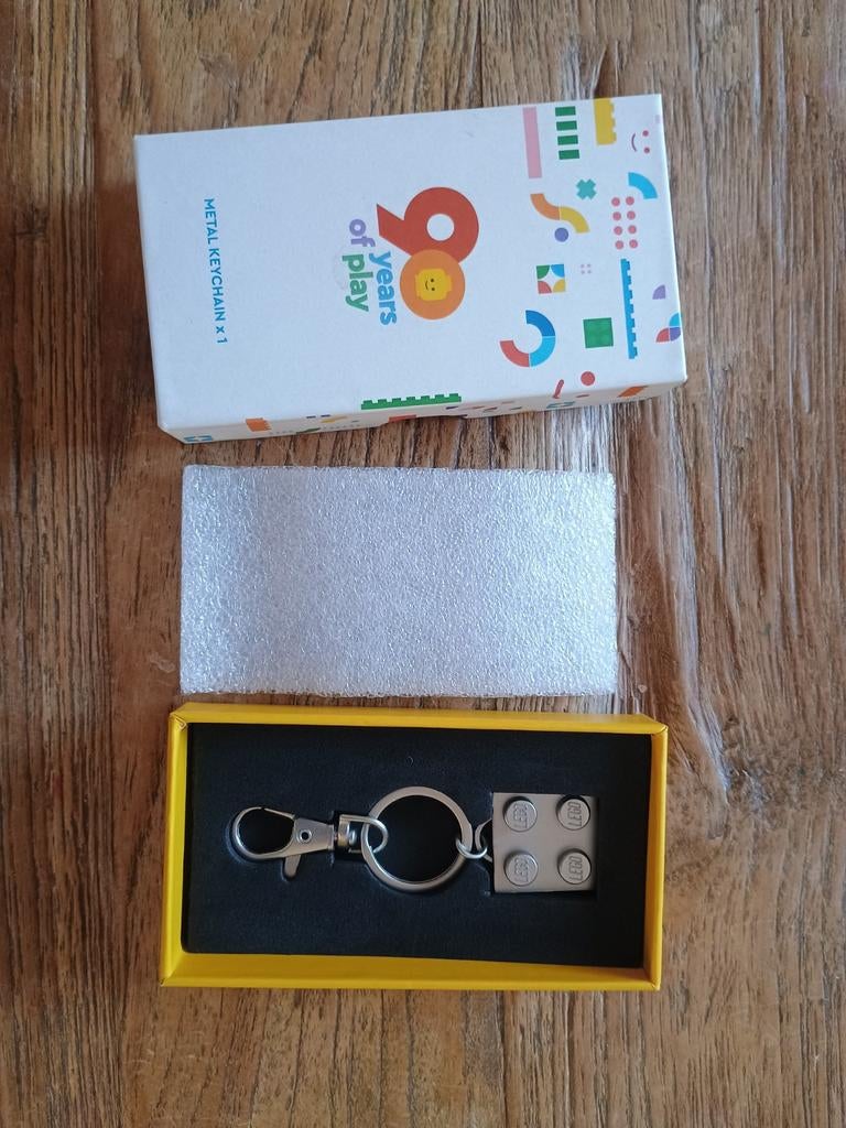 Lego 90 years of play keychain NIEUW., Ophalen of Verzenden, Nieuw