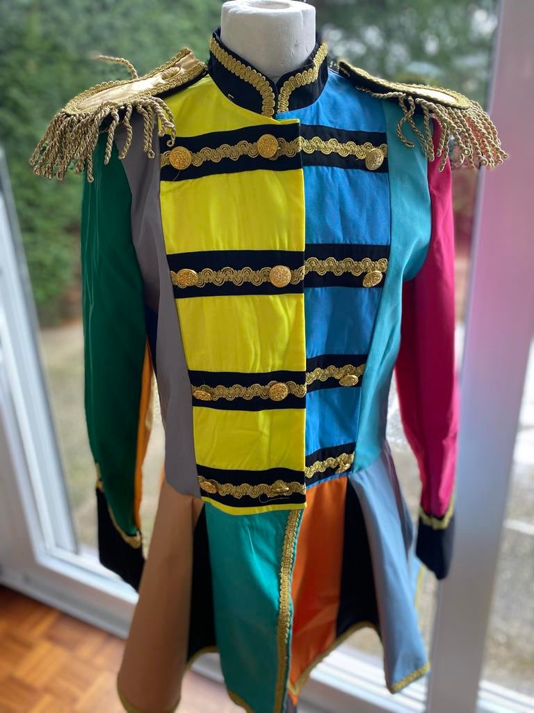 Nieuwe Carnavalsjas - Kleurrijk en feestelijk!, Maat 38/40 (M), Carnaval, Nieuw, Ophalen of Verzenden