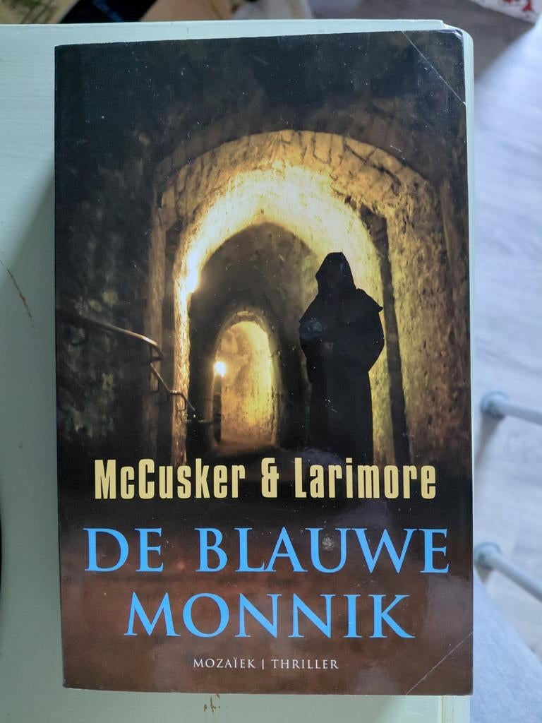 W. Larimore - De blauwe monnik, Ophalen of Verzenden, Gelezen, W. Larimore; P. MacCusker