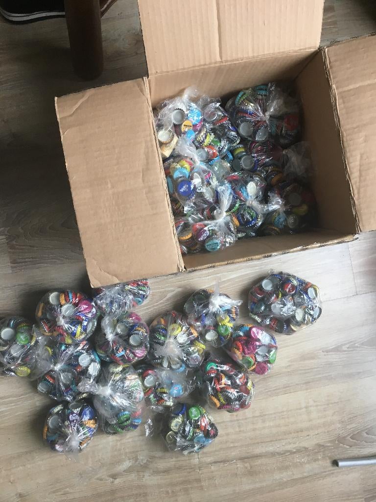 bierdoppen uit 2010 in totaal ongeveer 9 kilo bier en fris, Ophalen of Verzenden, Zo goed als nieuw, Overige merken