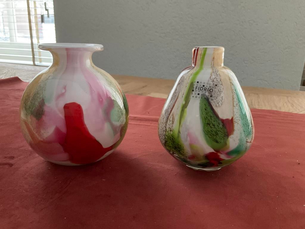 2 kleurrijke Idrio vaasjes, Ophalen of Verzenden, Zo goed als nieuw, Glas, Minder dan 50 cm