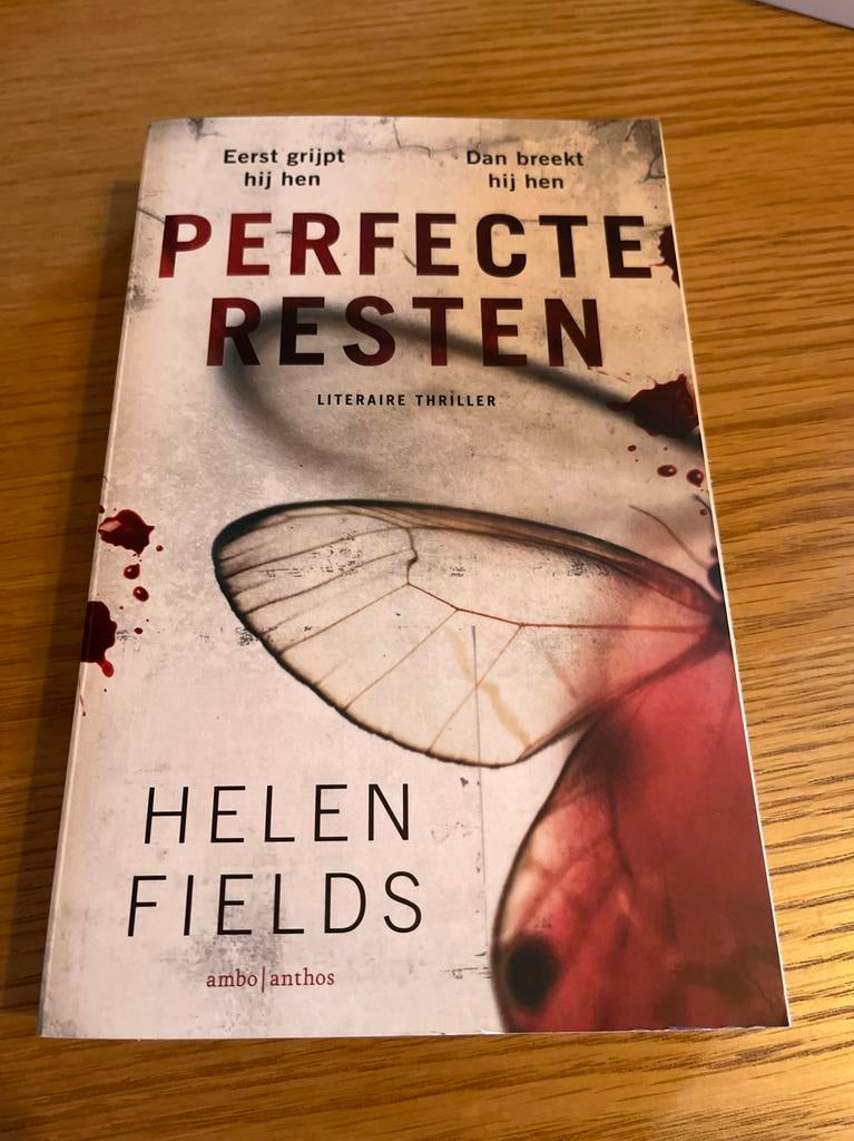 Perfecte Resten - Helen Fields Thriller, Boeken, Thrillers, Zo goed als nieuw, Nederland, Ophalen of Verzenden
