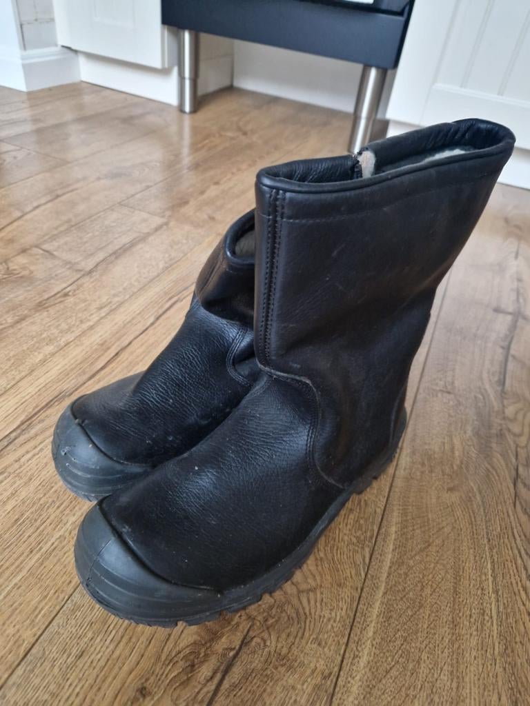 Nieuwe Bata werklaarzen met stalen neus en bont. maat 45, Kleding | Heren, Schoenen, Zwart, Nieuw, Ophalen of Verzenden, Werkschoenen