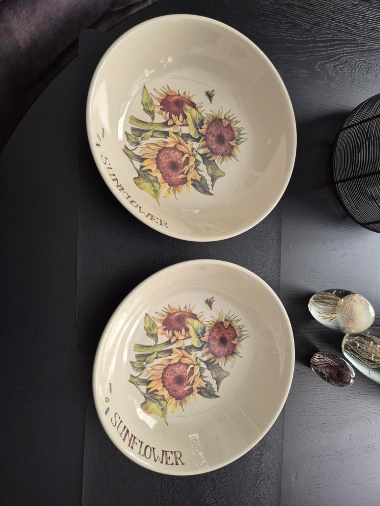Schalen Sunflower van Jet ter Steege 2 stuks, Huis en Inrichting, Keuken | Servies, Ophalen of Verzenden, Overige stijlen, Aardewerk