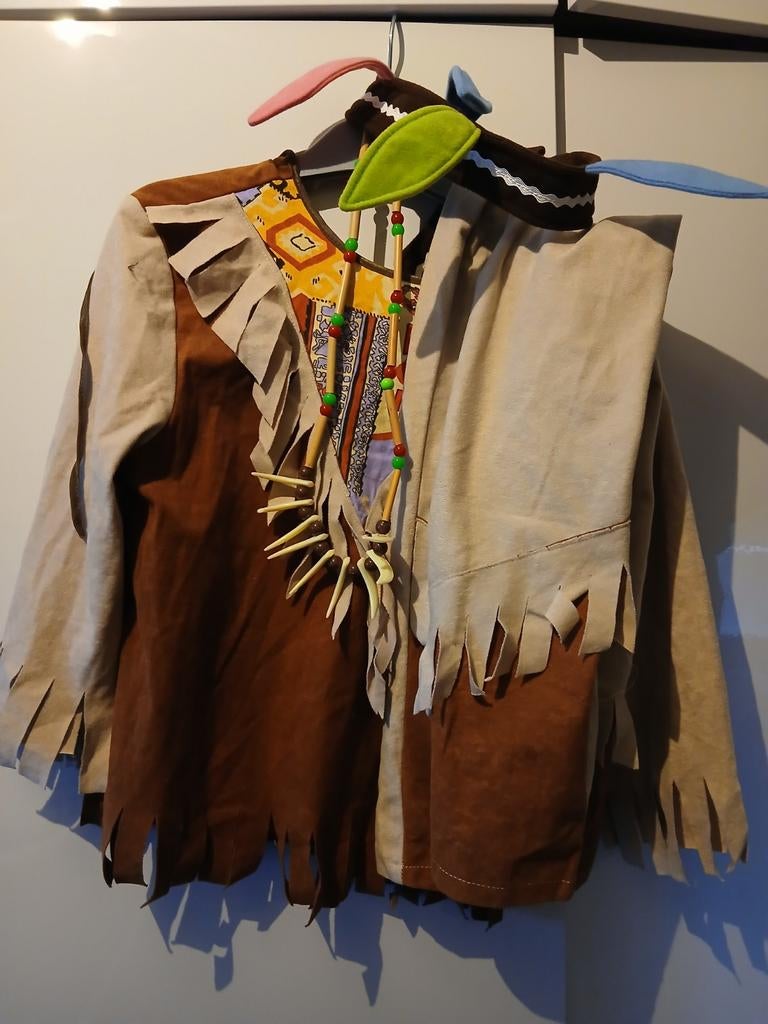 Zgan indianenpakje broek, top, ketting en tooi maat 116, Ophalen of Verzenden, Zo goed als nieuw, 110 t/m 116, Jongen of Meisje