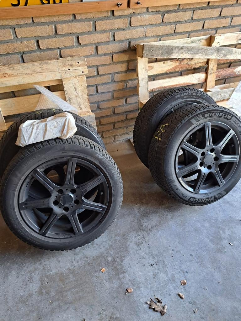 2 Michelin en 2 Pirelli winterbanden op velgen., 16 inch, 205 mm, Winterbanden, Ophalen of Verzenden
