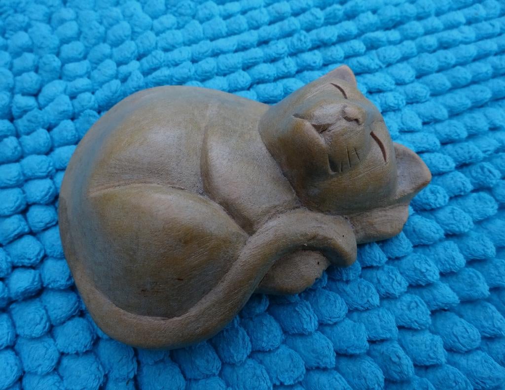 Beeldje uit Hout gesneden slapende poes/kat (+/- 9.5 x 7 cm), Minder dan 20 cm, Verzenden, Zoogdier, Beeld