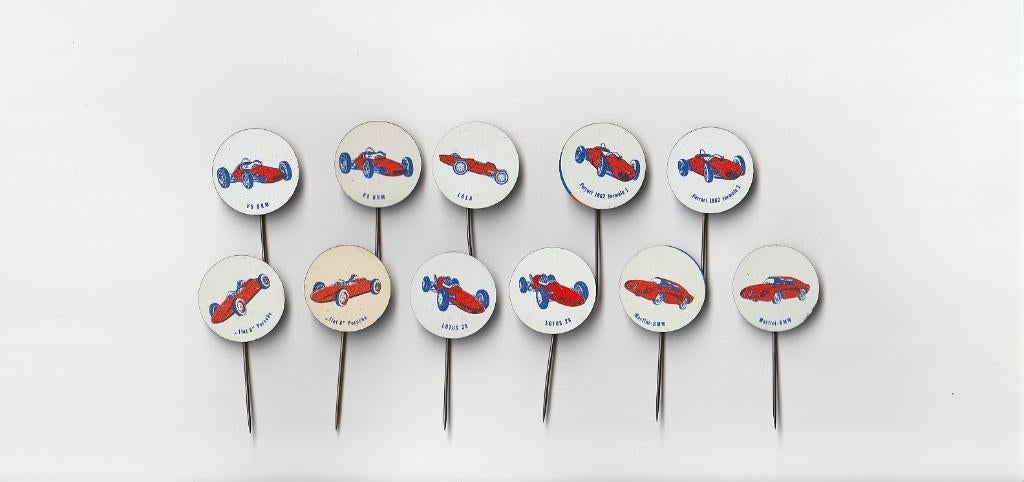 11 blikken speldjes met race auto's, Verzamelen, Speldjes, Pins en Buttons, Ophalen of Verzenden, Gebruikt, Overige onderwerpen