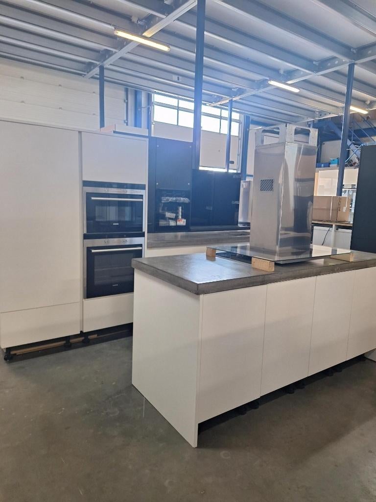 keuken Compleet met APP 120Keukens op voorraad Nr 2911, Ophalen of Verzenden, Zo goed als nieuw, Overige typen, Met kookeiland