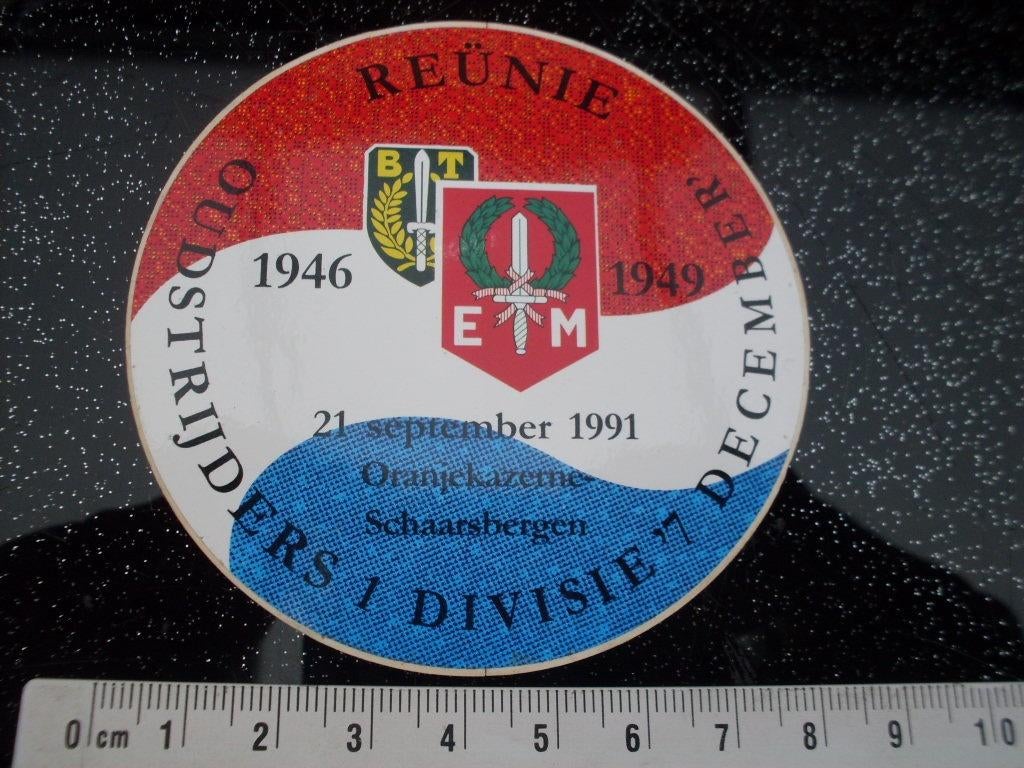 sticker 1ste divisie 7 december reunie 1991 logo EM BT, Verzamelen, Verzenden, Zo goed als nieuw, Bedrijf of Vereniging
