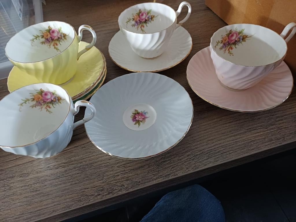Prachtig Engels Servies: Vrolijke Pastel Kop en Schotels, Ophalen