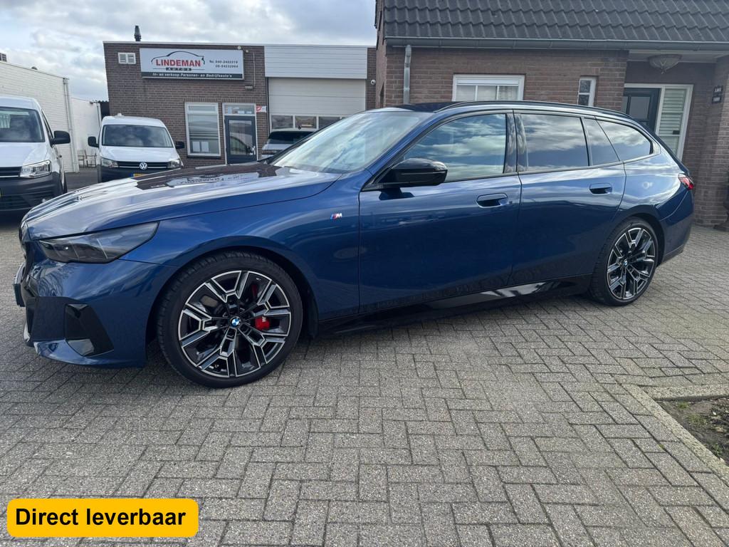 BMW i5 Touring M60 xDrive 601PK Origineel NL (btw), Auto's, Automaat, Gebruikt, Zwart, 2000 kg