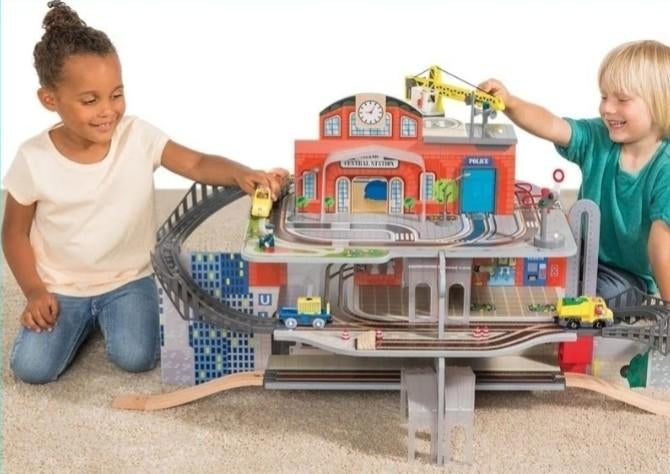 Super mooie garage - treinbaan te koop met vele extra's, Kinderen en Baby's, Ophalen, Gebruikt, Jongen of Meisje