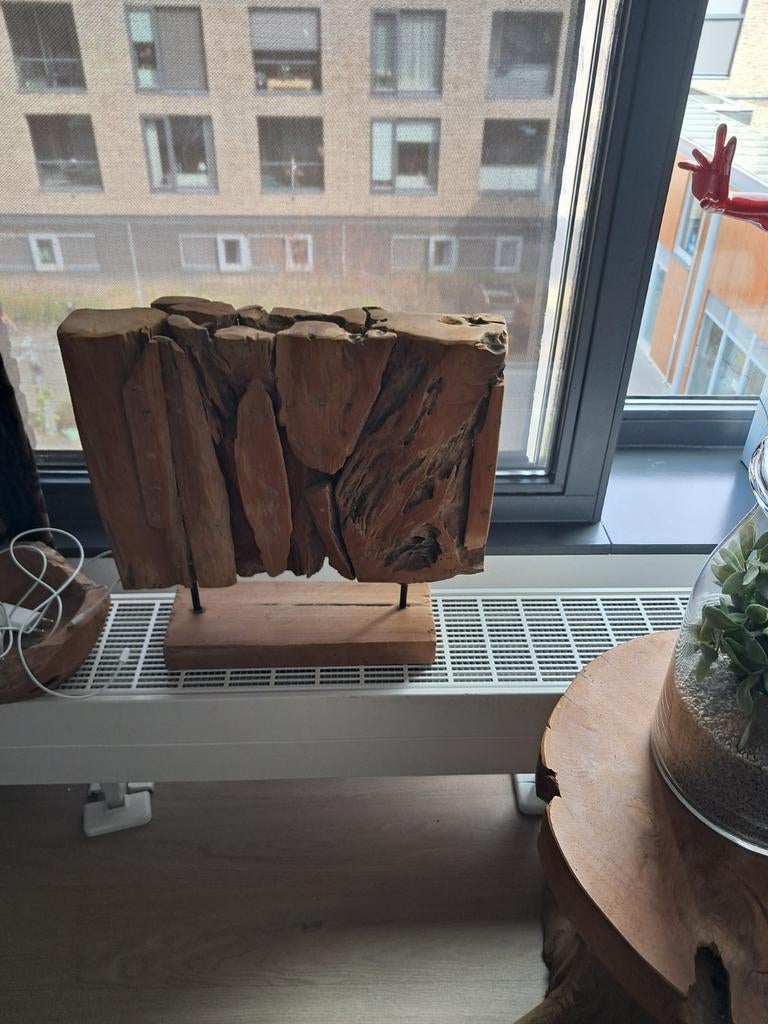 Zwaar houten beeld op sokkel - Uniek decoratiestuk, Ophalen, 20 - 50 cm, Beeld, Bruin