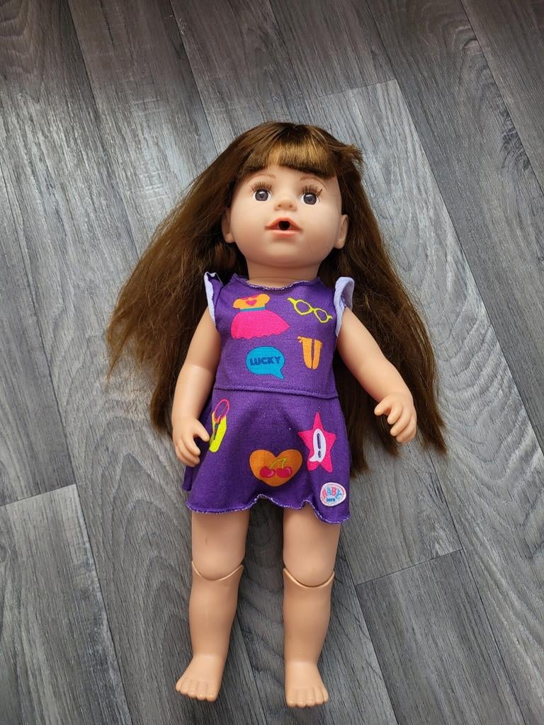 Baby Born pop met bruin haar en originele kleertjes, Kinderen en Baby's, Speelgoed | Poppen, Ophalen of Verzenden, Gebruikt, Babypop