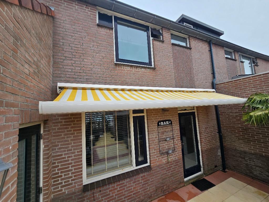 Zonnescherm 4.9m lang / Elektrisch / Geel - Wit, Gebruikt, 450 cm of meer, Elektrisch, Ophalen of Verzenden