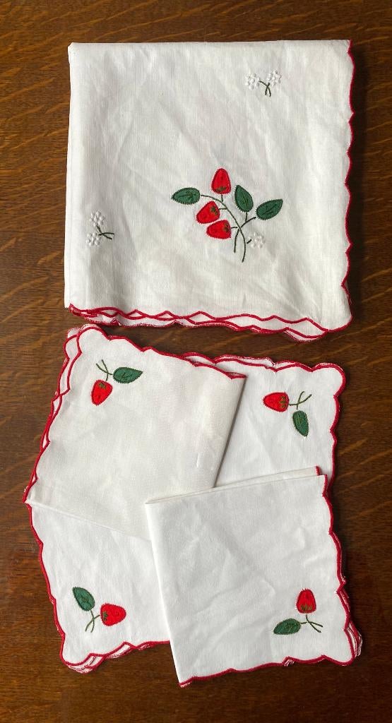 Vierkante tafelkleed + 4 servetten met geborduurde aardbeien, Ophalen of Verzenden, Zo goed als nieuw, Vierkant, Binnen