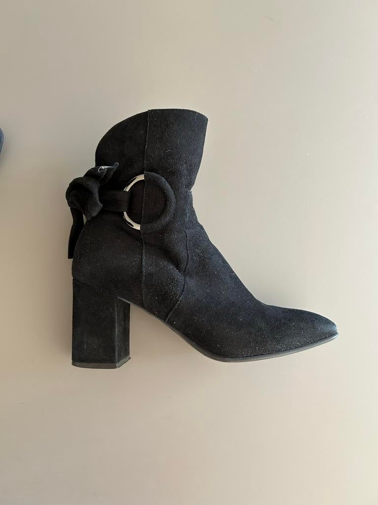 Lilian suède laarsjes met strik maat 39, Zwart, Lage of Enkellaarzen, Ophalen of Verzenden, Gedragen